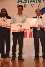 Akshay Kumar at Asian Heart Institute CSR initiative launch in Shanmukhanand Hall, Mumbai on 22nd Sept 2011 (23).JPG